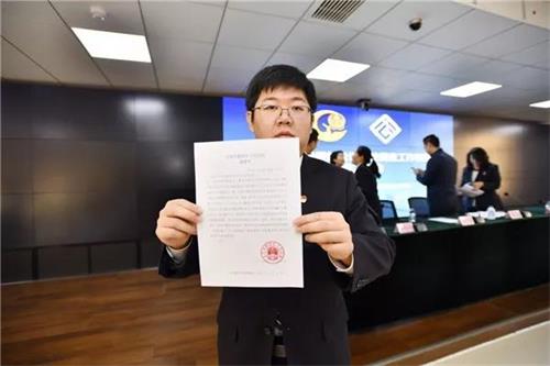 长安公证处公证员何治力展示“公证调查令”