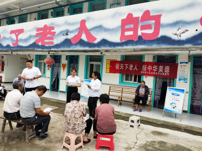 霍邱县公证处开展敬老月活动