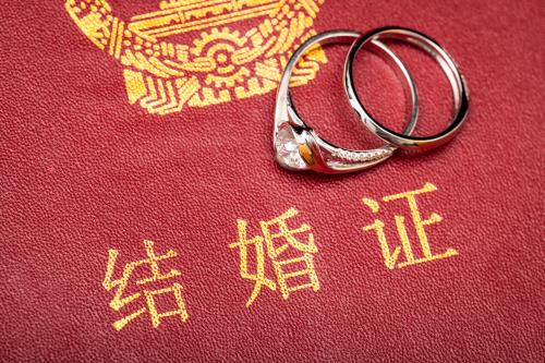 出国结婚证公证能委托别人办理吗？